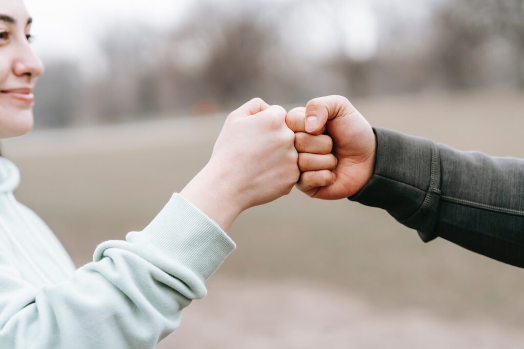 Twee mensen wandelen samen en voeren een gesprek.