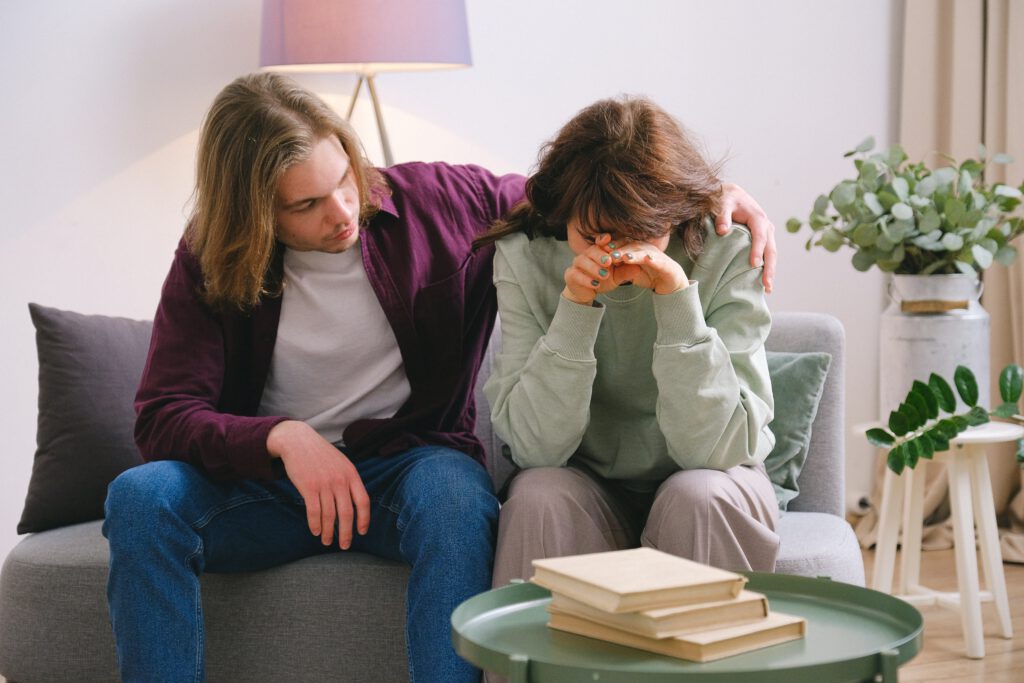 Familieleden van verschillende generaties praten samen.